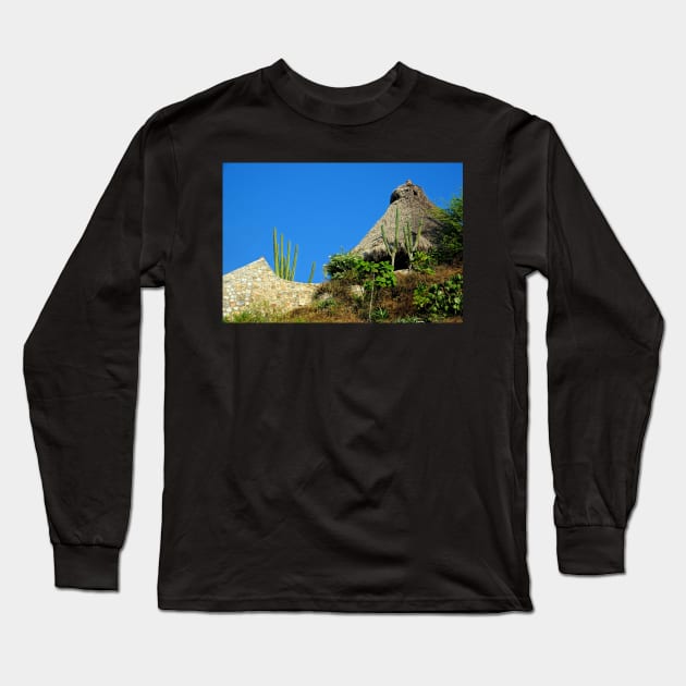 Villa avec un toit en chaume au Mexique Long Sleeve T-Shirt by franck380